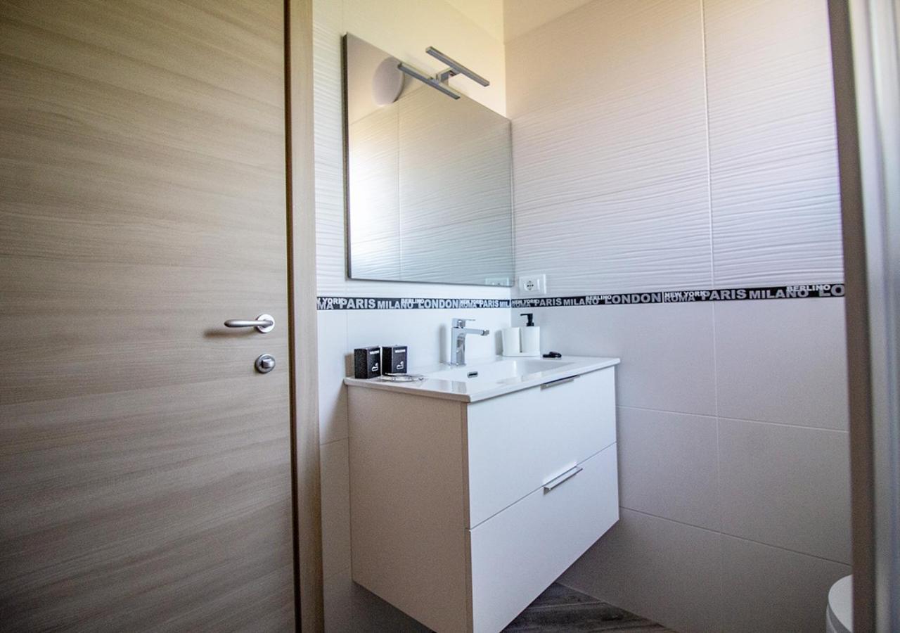 Athena Rooms - Parcheggio Privato بولونيا المظهر الخارجي الصورة
