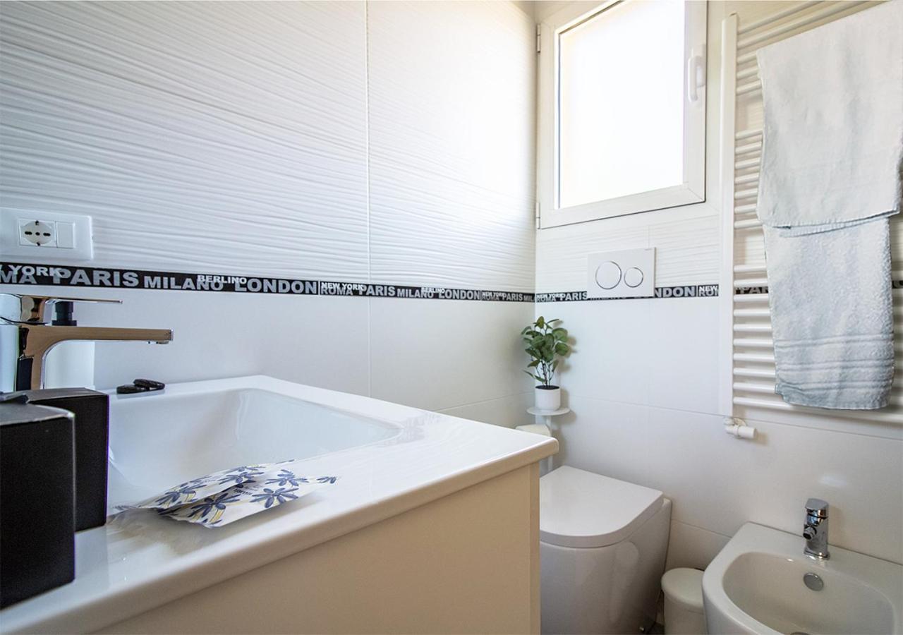 Athena Rooms - Parcheggio Privato بولونيا المظهر الخارجي الصورة